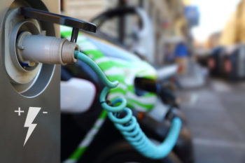 Via cittadina con stazione di ricarica per auto elettrica